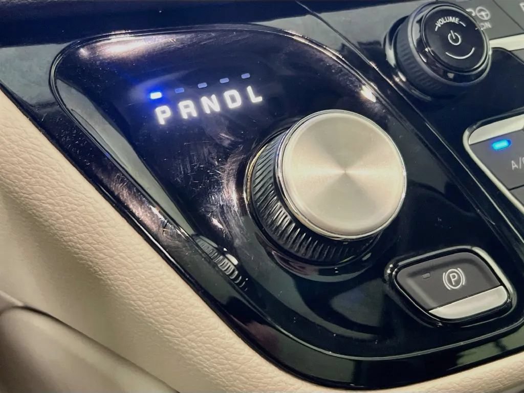 Used 2023 Chrysler Pacifica Limited FWD image 18