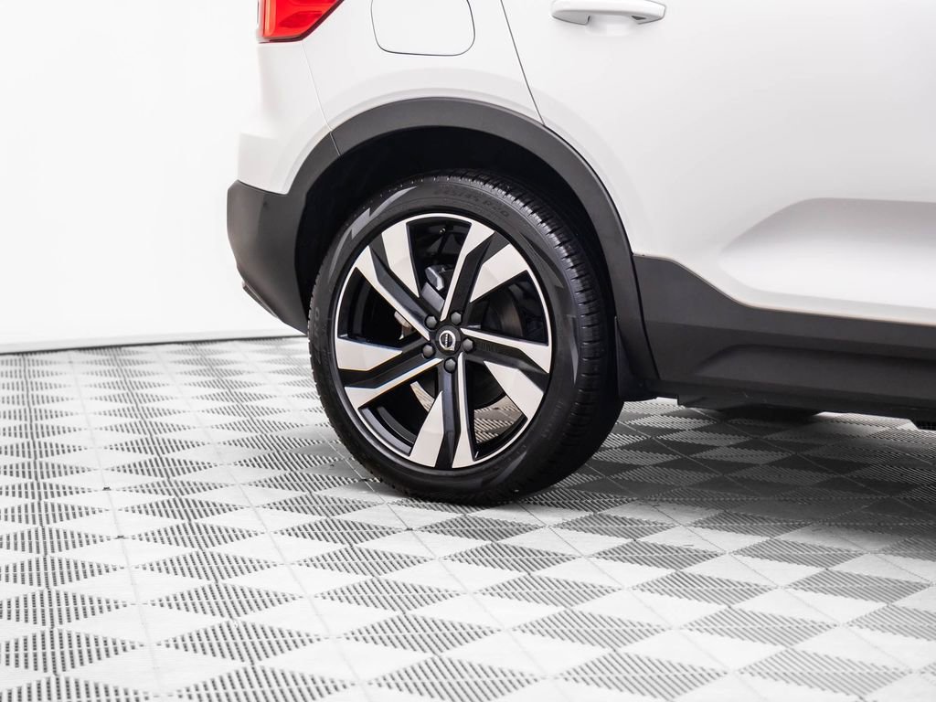 Used 2025 Volvo XC40 B5 Plus image 34