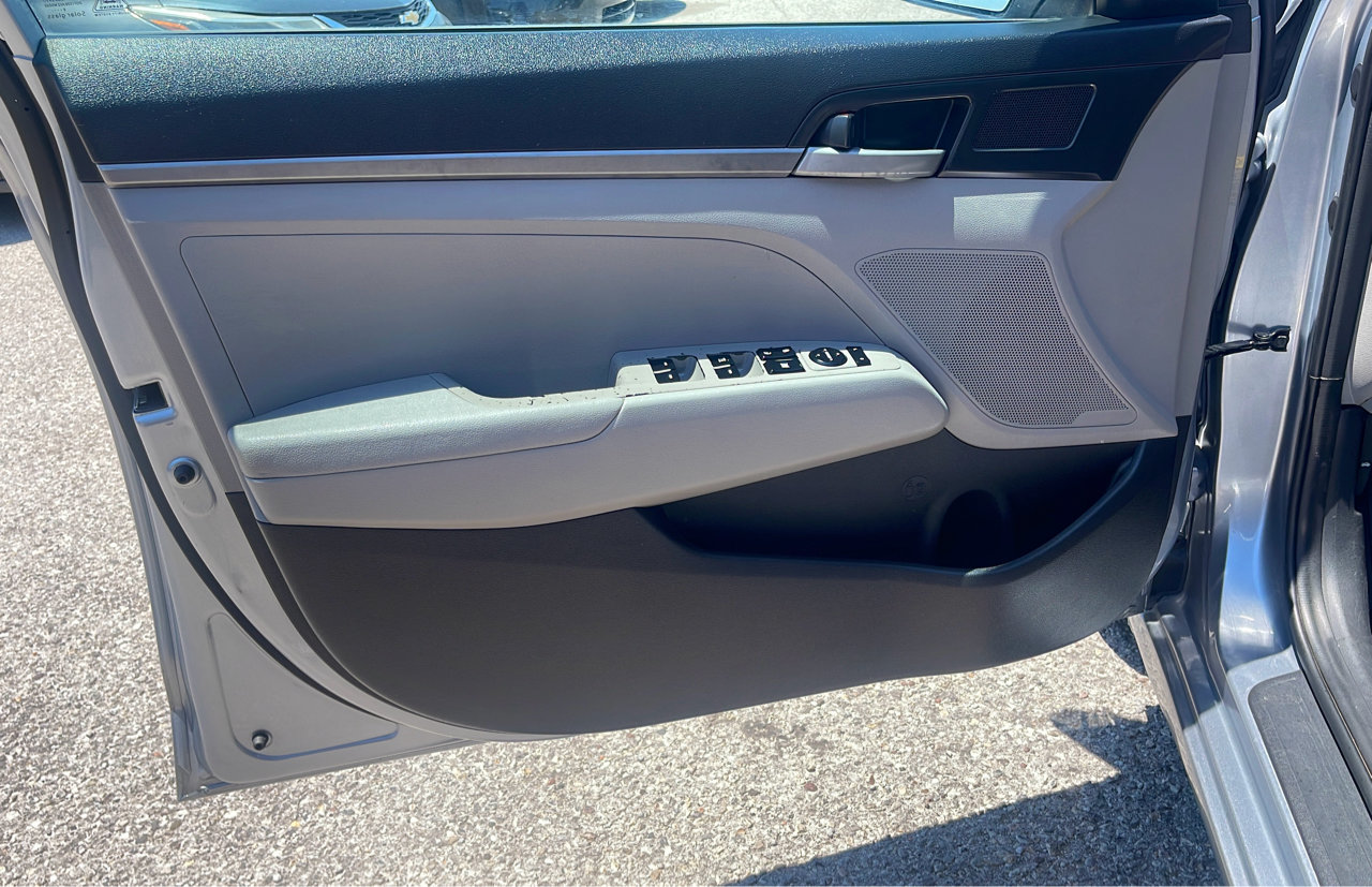 Used 2017 Hyundai Elantra SE image 11