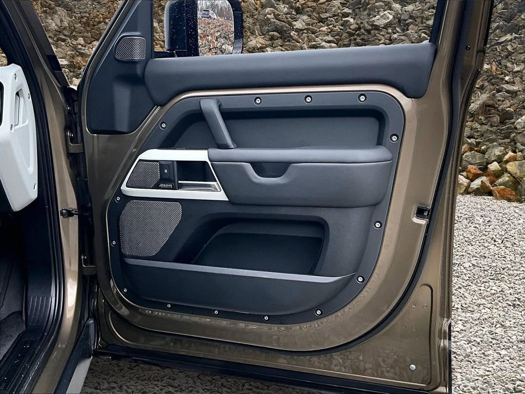 Used 2024 Land Rover Defender 110 SE image 21