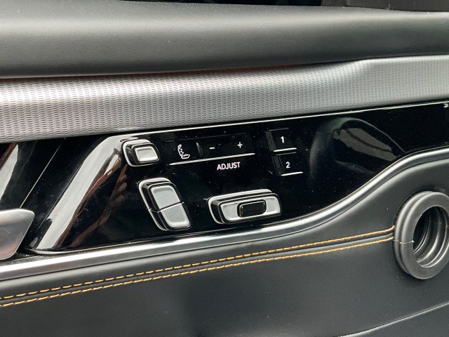 Used 2023 Jeep Grand Wagoneer Series III AWD/4WD image 33