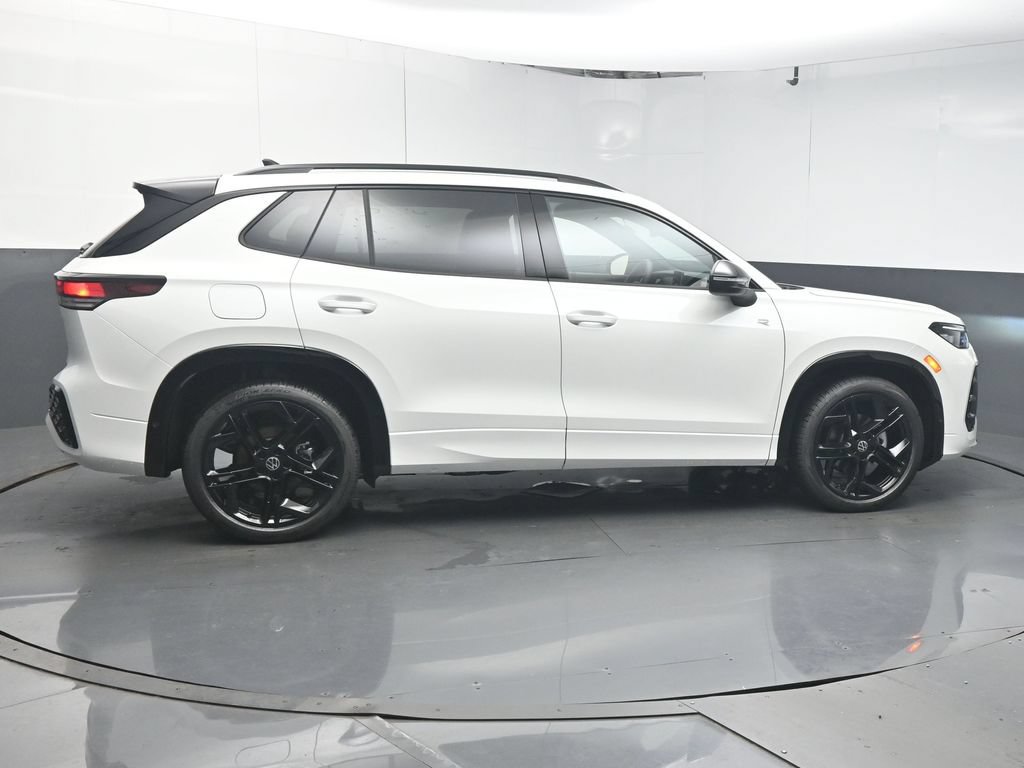 New 2026 Volkswagen Tiguan SE R-Line FWD image 8