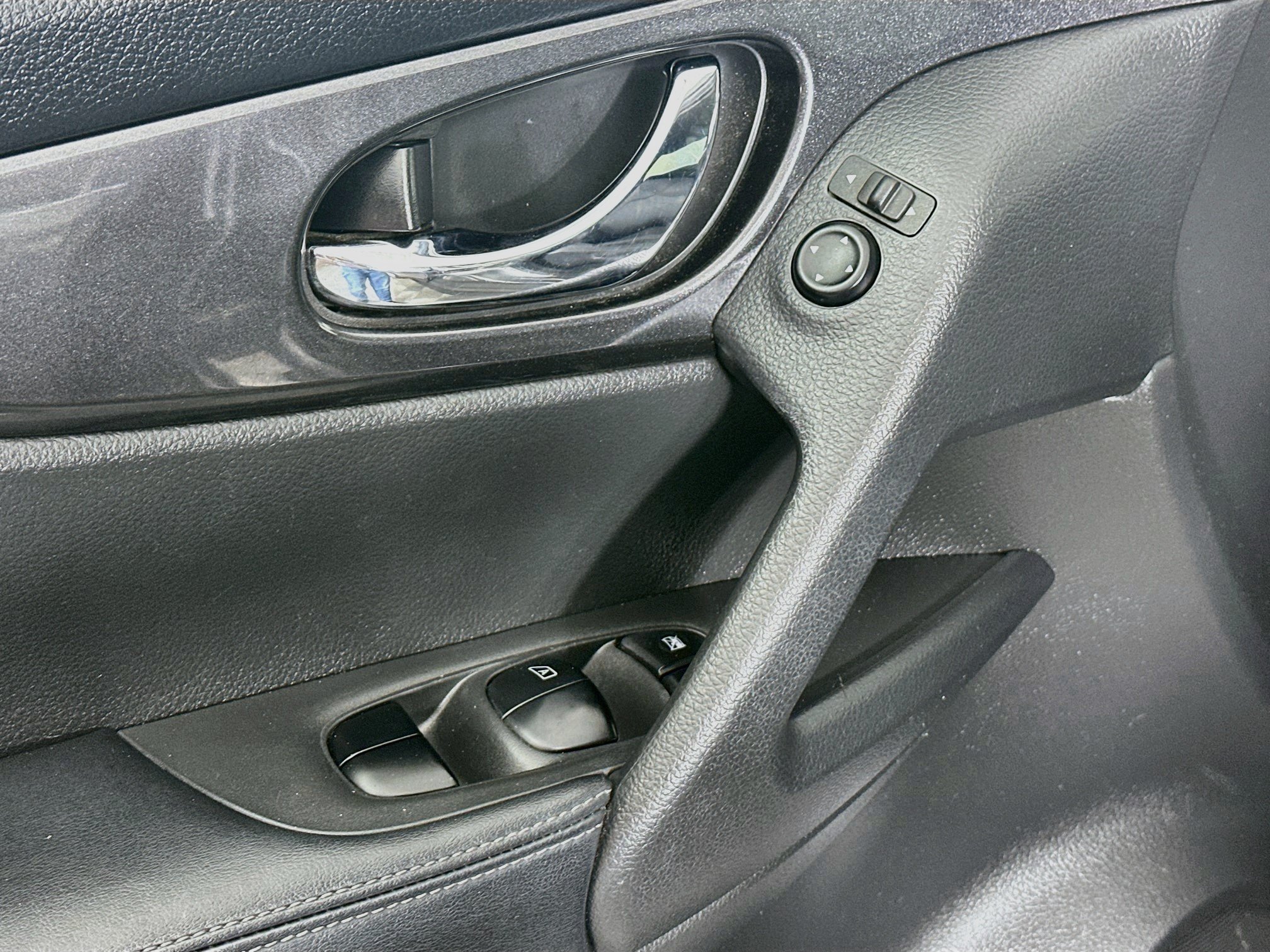 Used 2019 Nissan Rogue SV FWD image 15