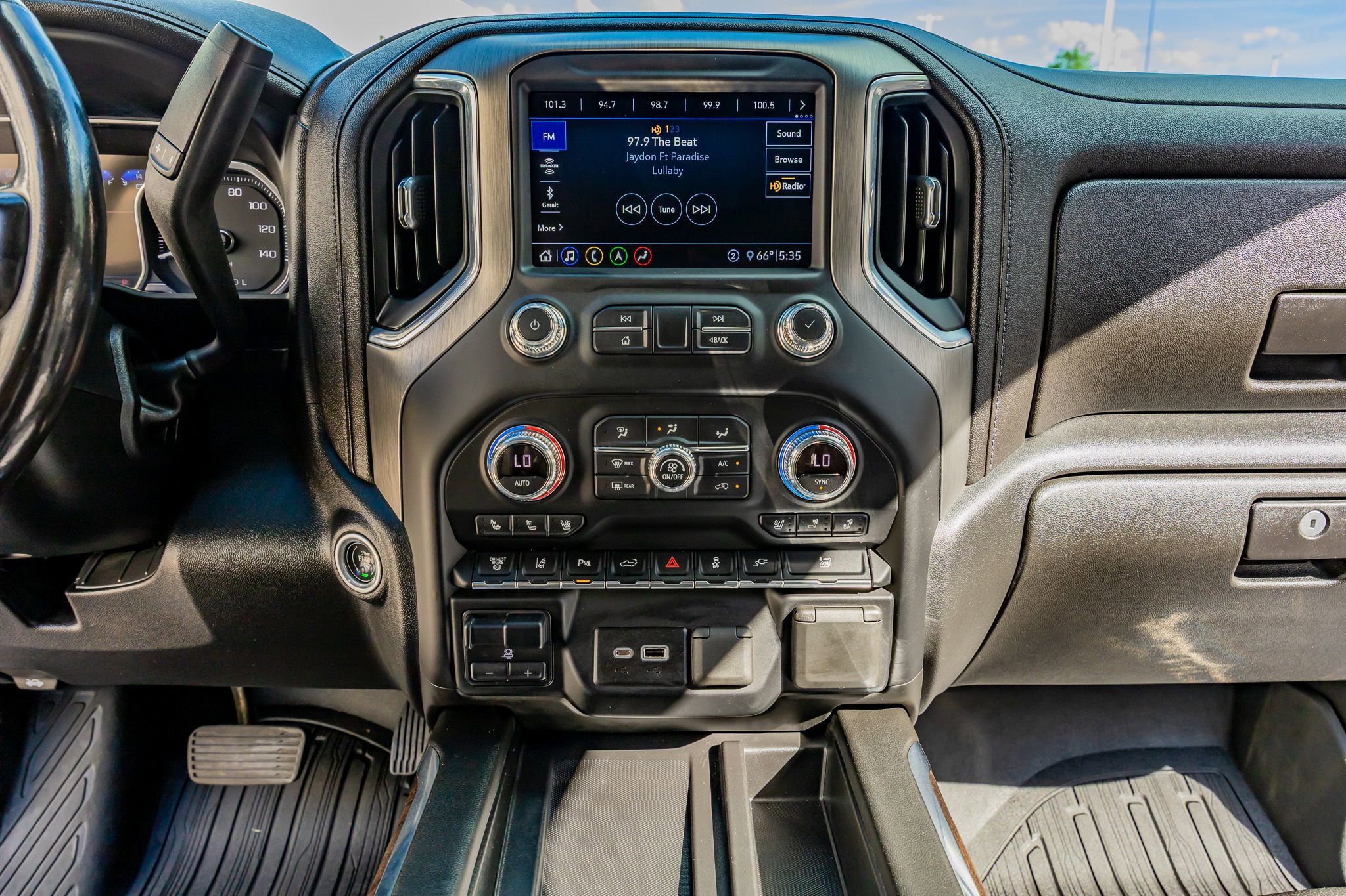 Used 2020 GMC Sierra 3500 Denali w/ Denali Ultimate Package image 24