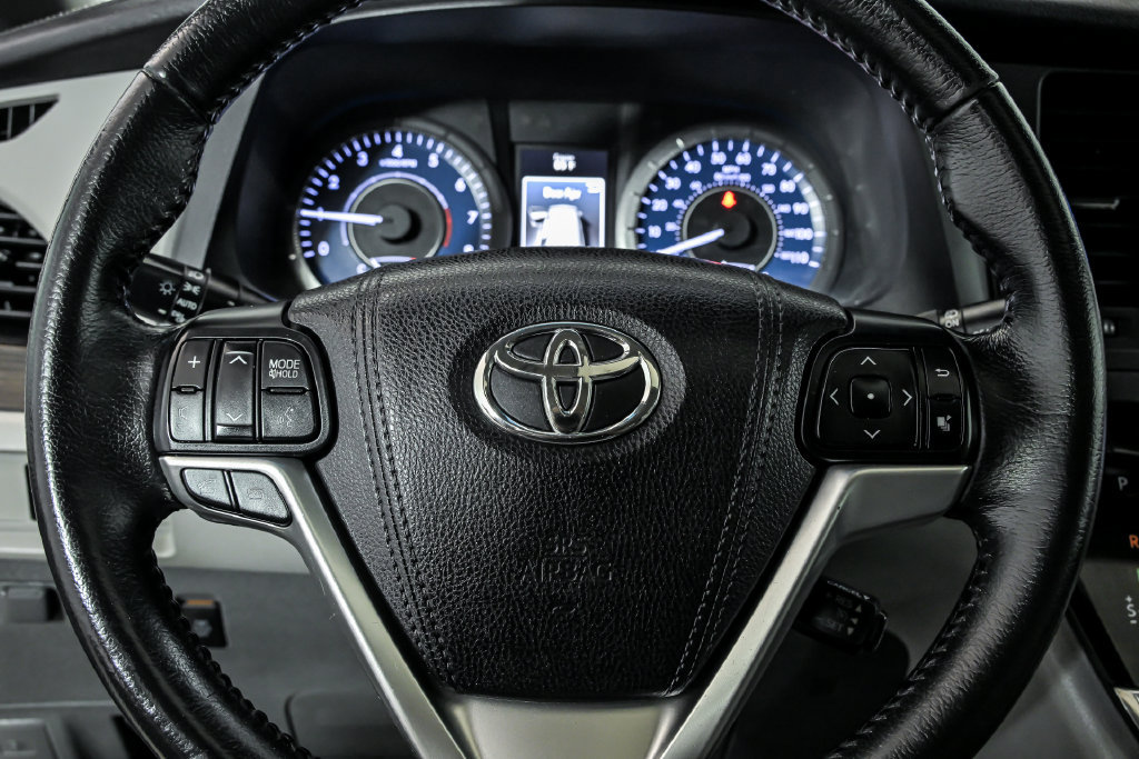 Used 2015 Toyota Sienna XLE FWD image 19