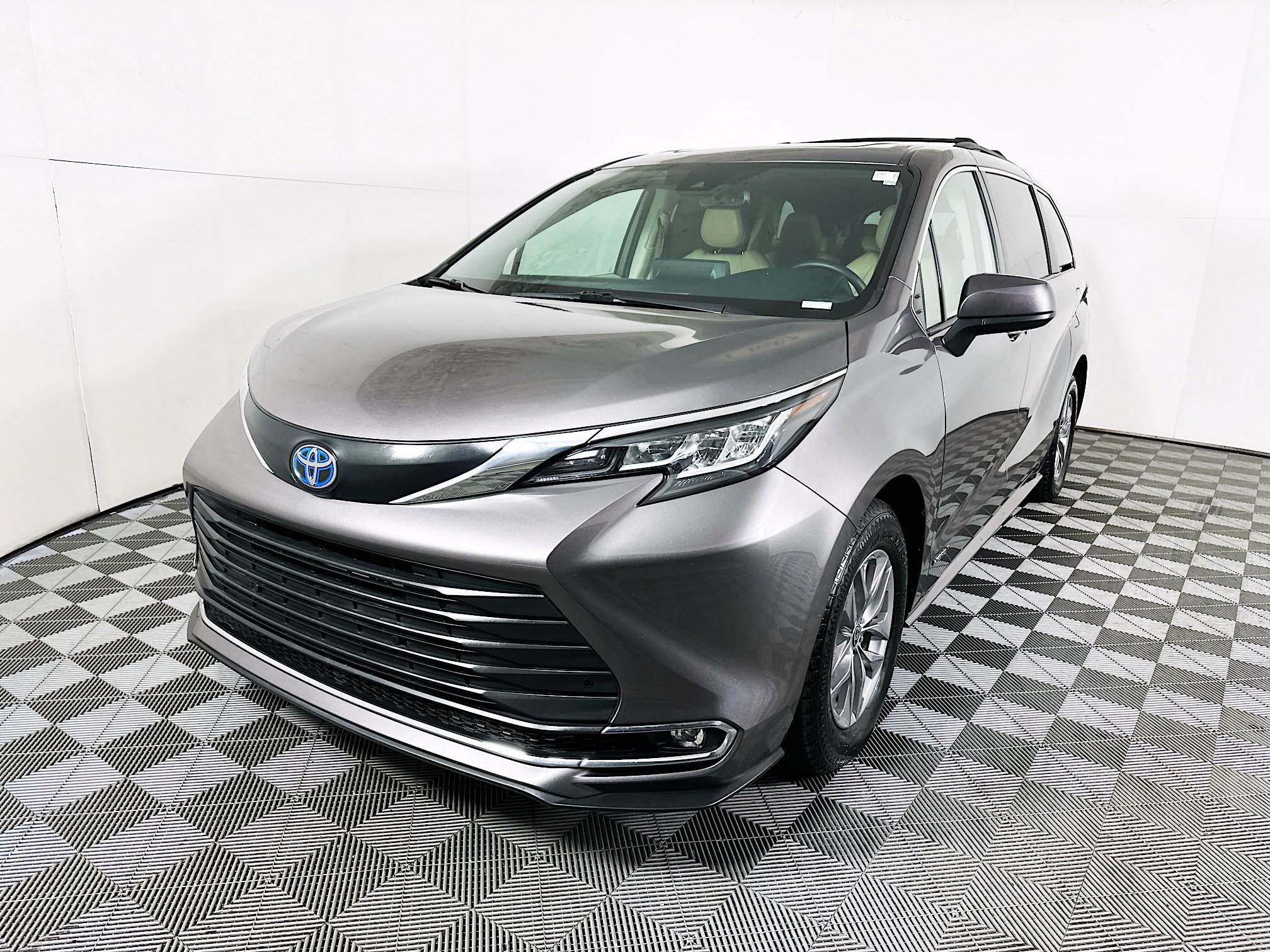 Used 2021 Toyota Sienna XLE image 7