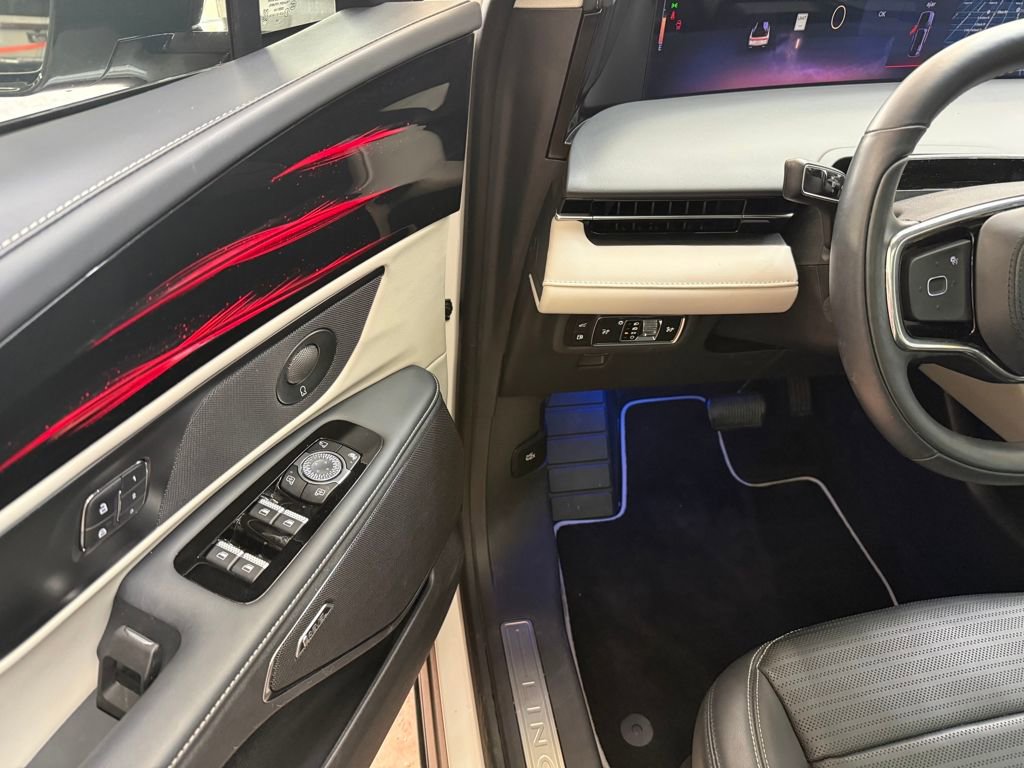 Used 2025 Lincoln Nautilus Reserve image 12