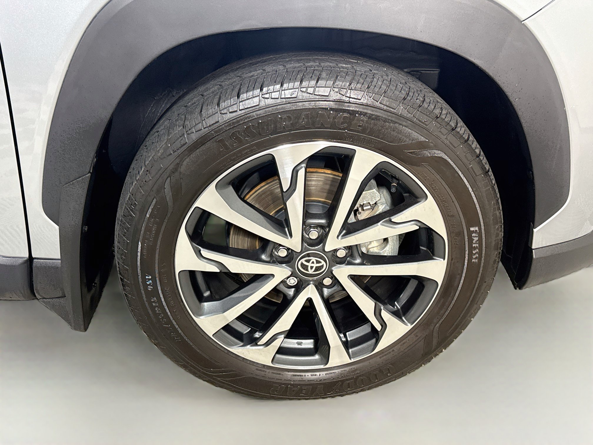 Used 2024 Toyota Corolla Cross XLE w/ Convenience Package AWD/4WD image 32