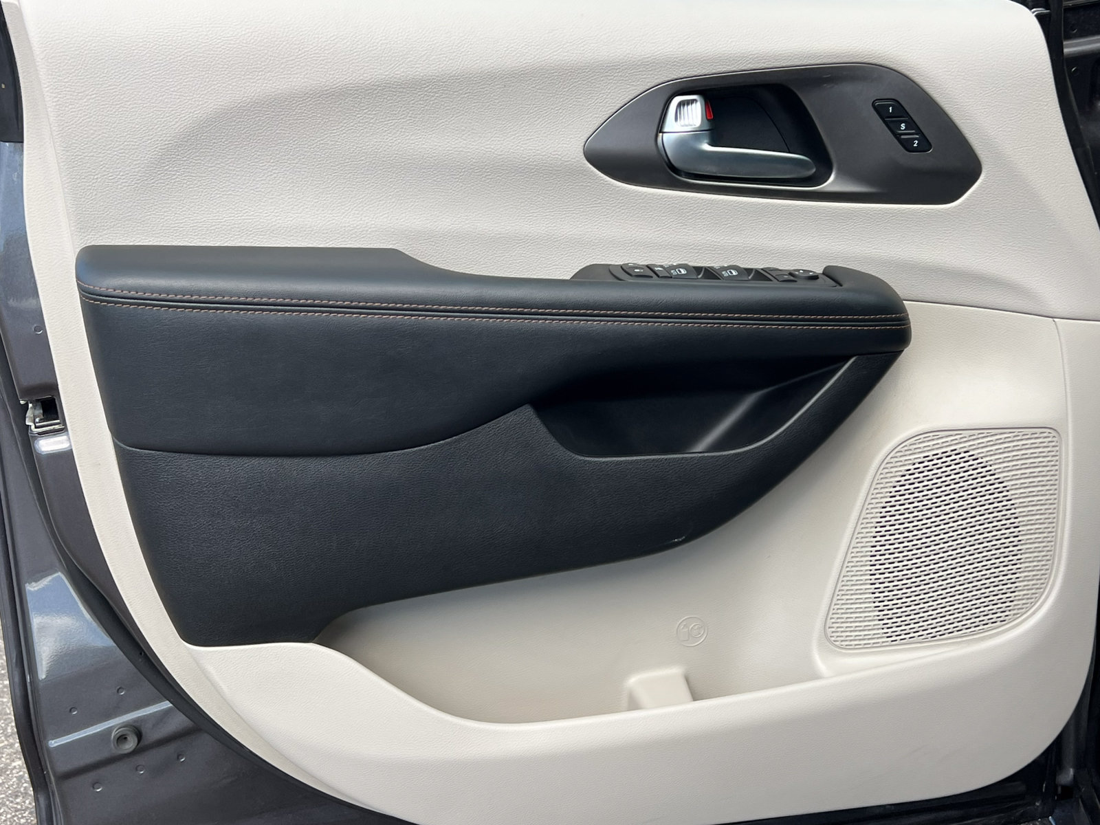 Used 2020 Chrysler Pacifica Touring-L Plus FWD image 19