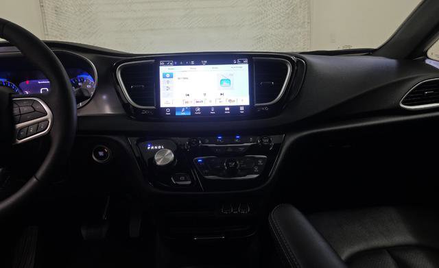 Used 2025 Chrysler Pacifica Select image 5