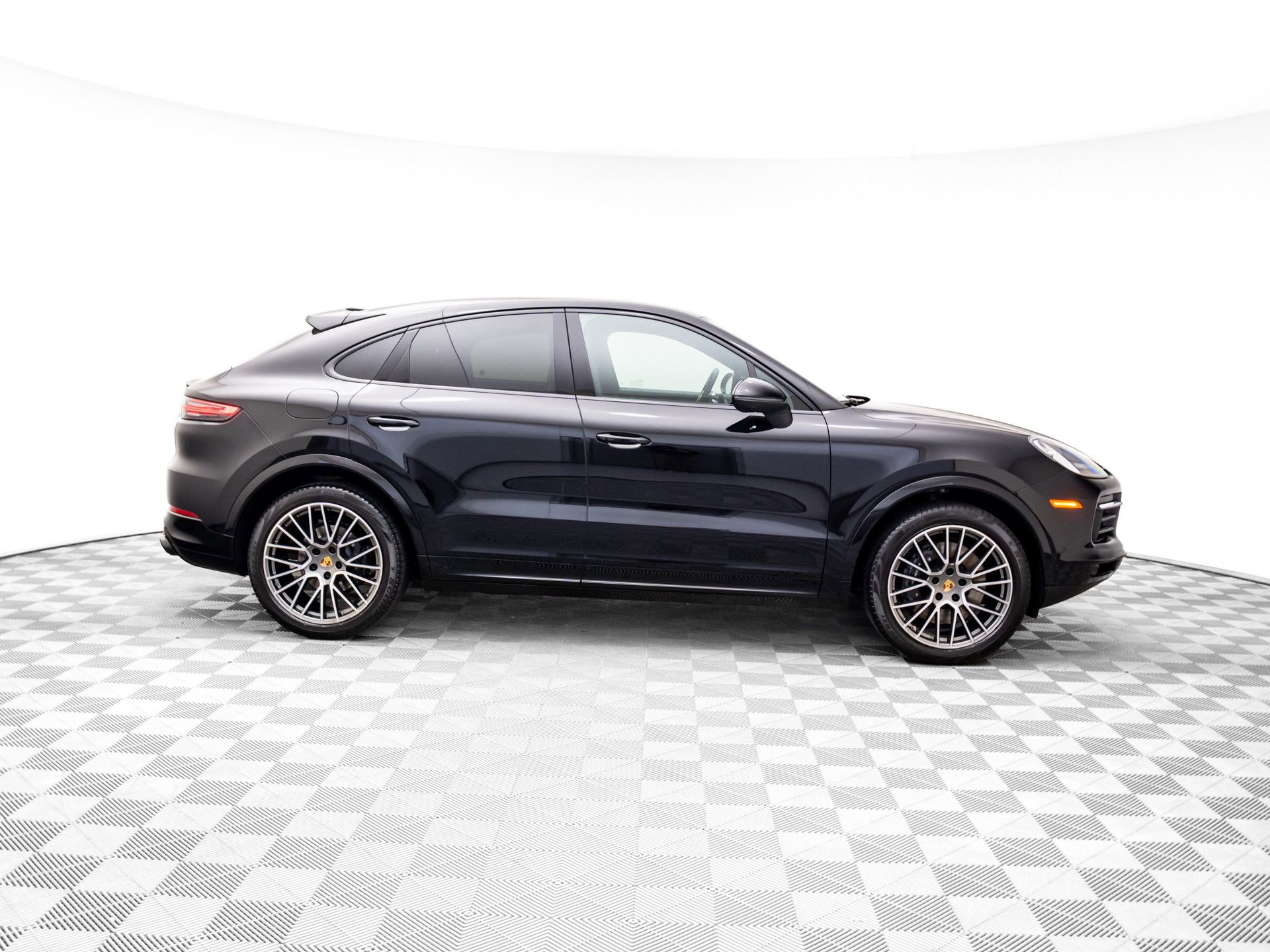 Certified 2023 Porsche Cayenne Platinum Edition image 7