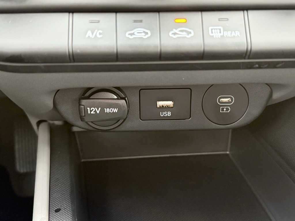 Certified 2025 Hyundai Elantra SE image 24
