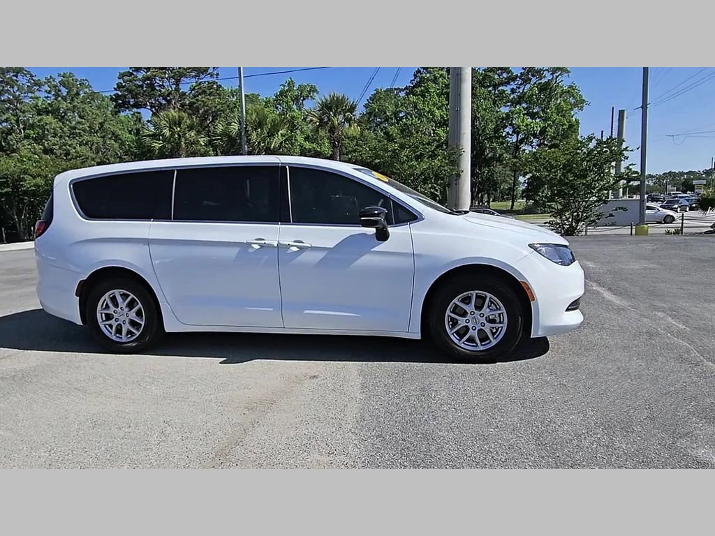Used 2025 Chrysler Voyager LX image 36