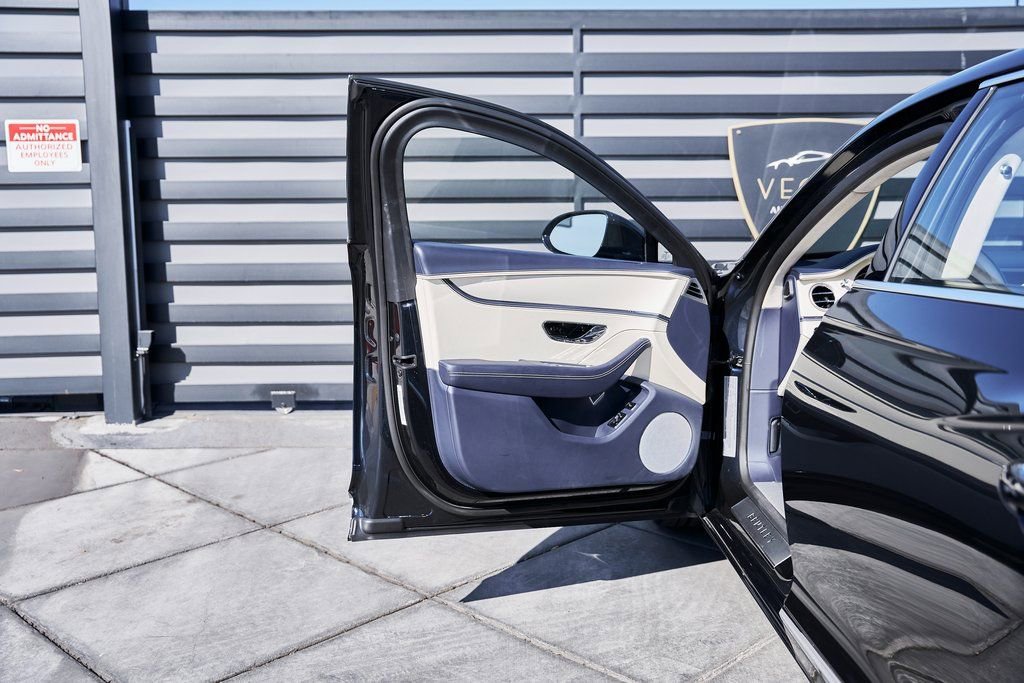 Used 2024 Bentley Flying Spur V8 image 27