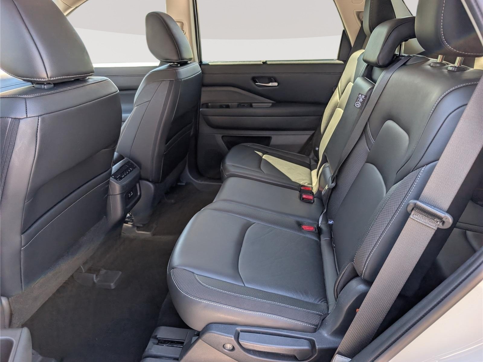 Used 2024 Nissan Pathfinder SL AWD/4WD image 17