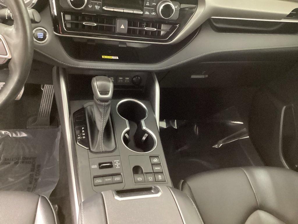 Used 2023 Toyota Highlander XLE AWD/4WD image 16