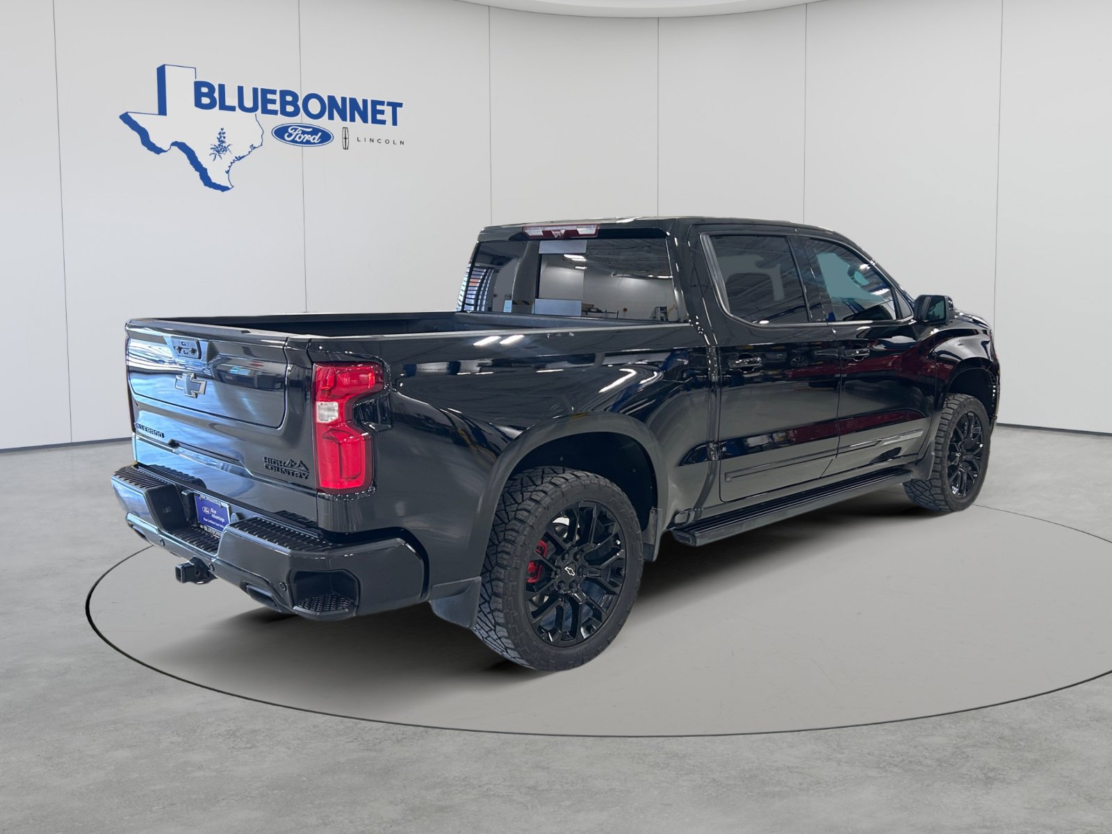 Used 2025 Chevrolet Silverado 1500 High Country w/ High Country Premium Package AWD/4WD image 5