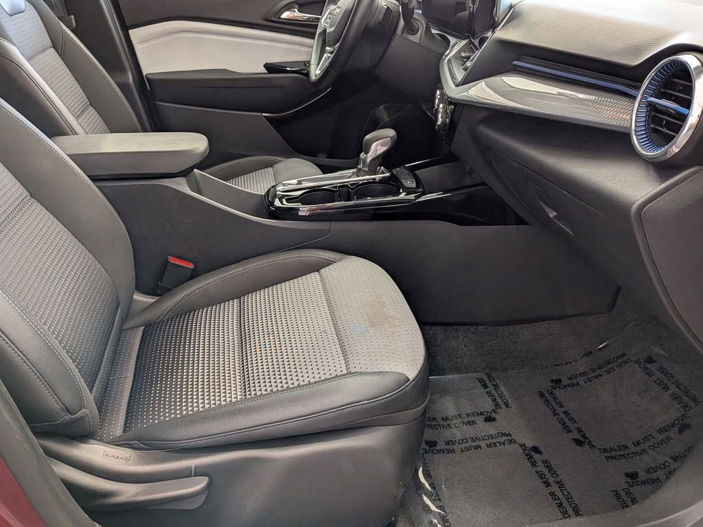 Used 2025 Chevrolet Trax LT w/ LT Convenience Package image 24