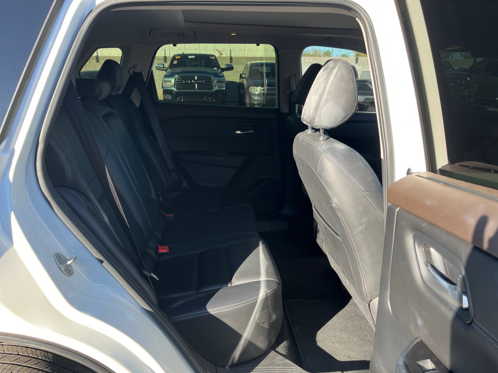 Used 2023 Nissan Rogue SL w/ SL Premium Package image 18