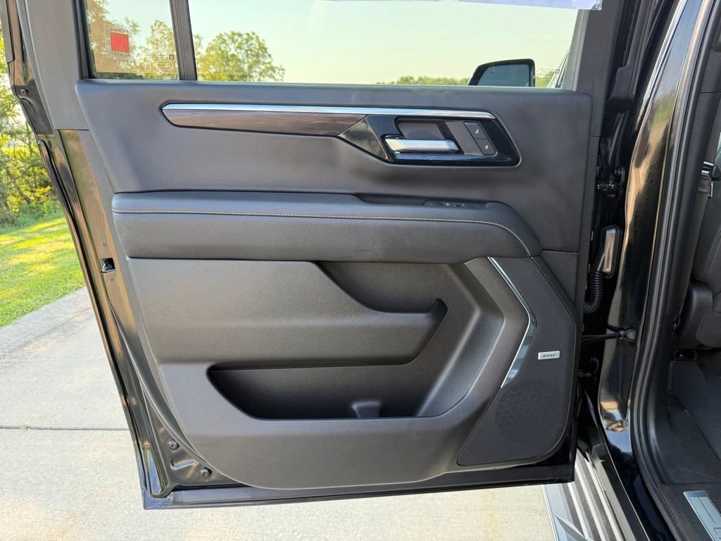 Used 2026 Chevrolet Suburban Premier w/ Sun And Tow Package AWD/4WD image 13