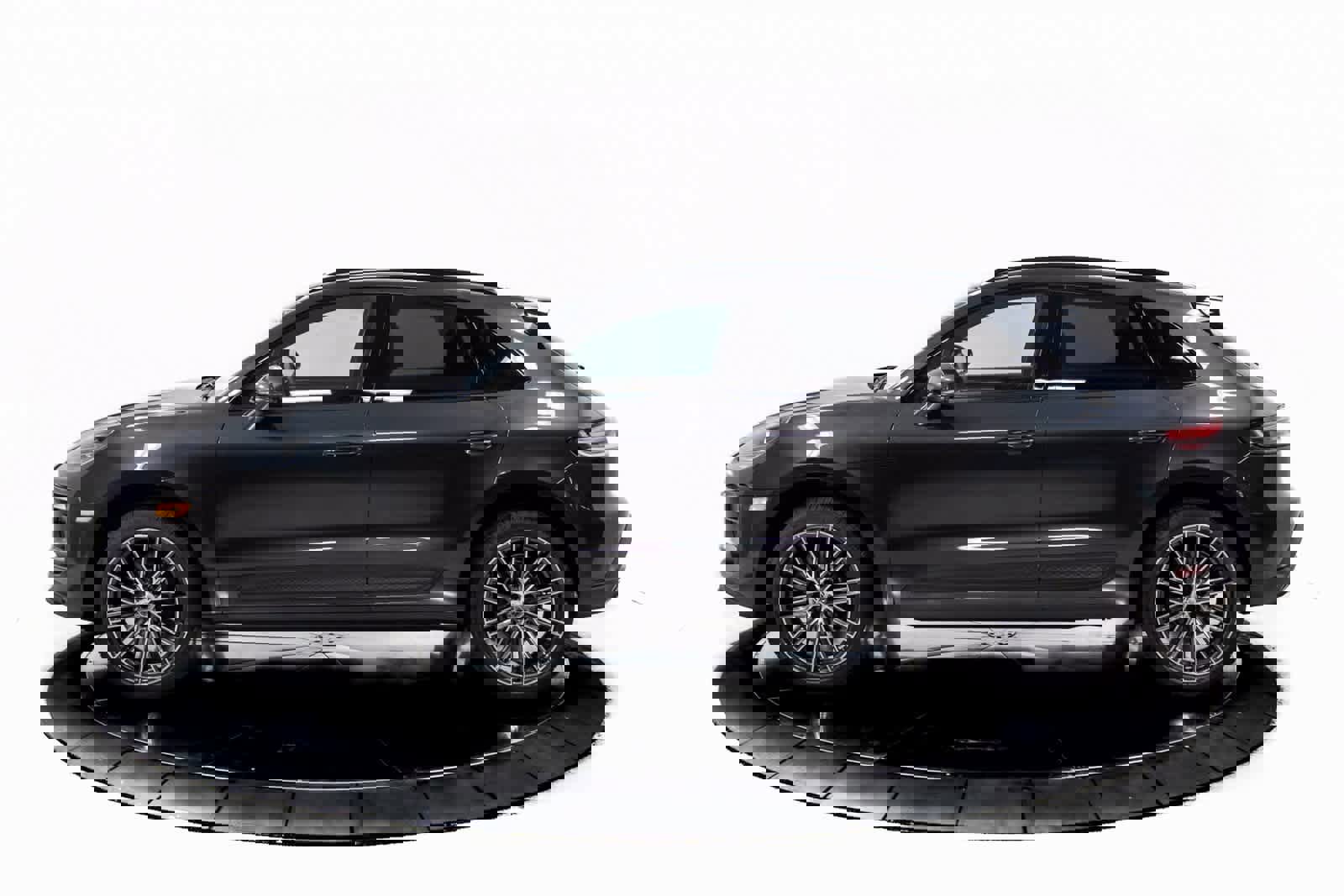 Certified 2025 Porsche Macan image 2