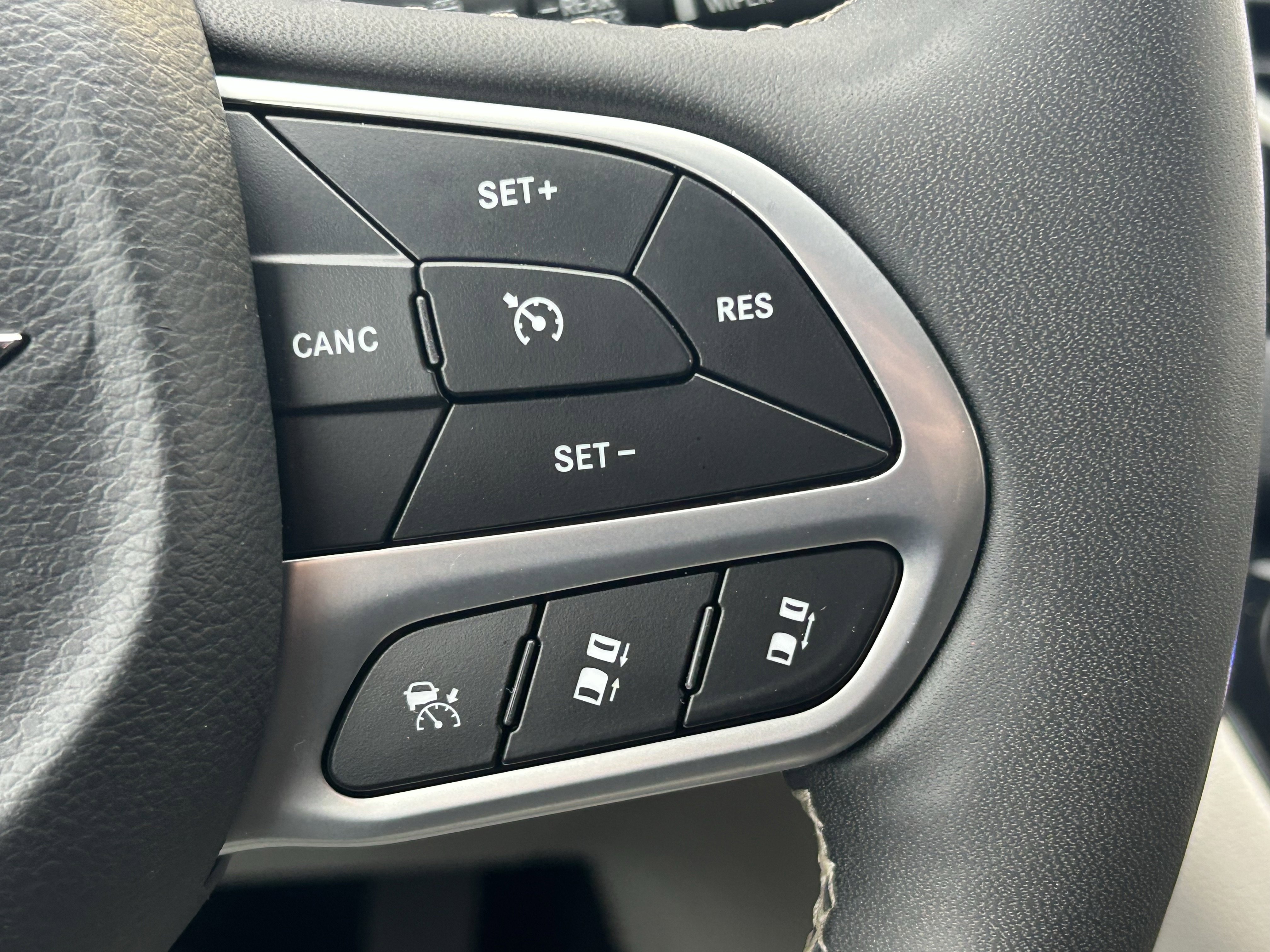 Used 2024 Chrysler Pacifica Touring-L image 25