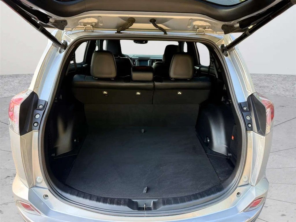 Used 2016 Toyota RAV4 SE w/ Advanced Technology Package AWD/4WD image 17