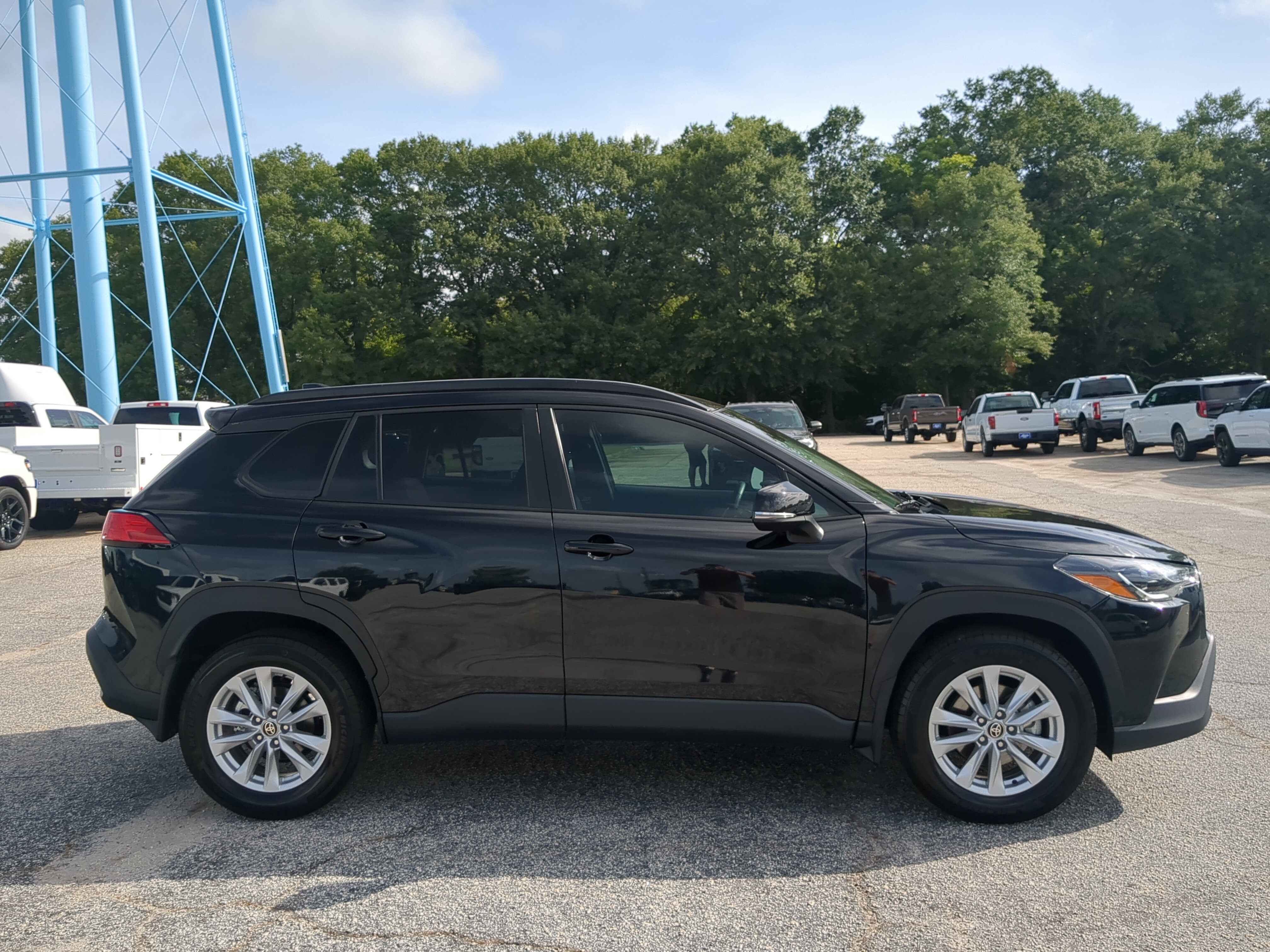 Used 2024 Toyota Corolla Cross LE FWD image 2