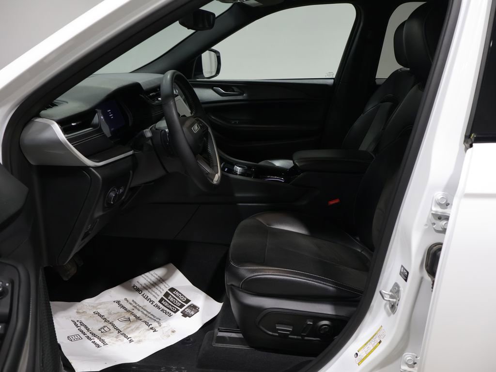 Used 2023 Jeep Grand Cherokee Altitude image 12