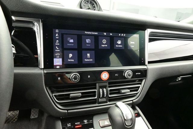 Certified 2025 Porsche Macan AWD/4WD image 10