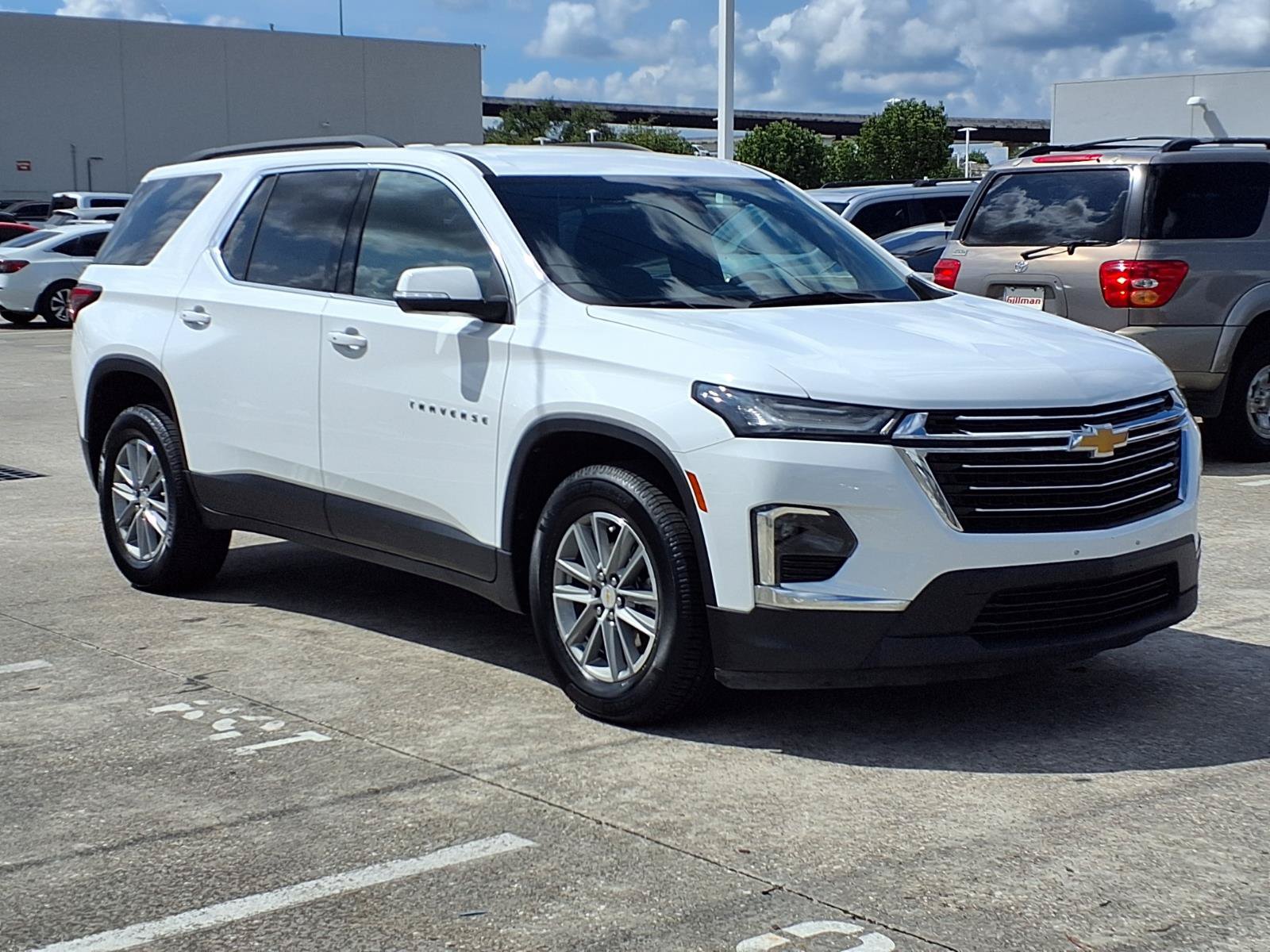 Used 2023 Chevrolet Traverse LT FWD image 2