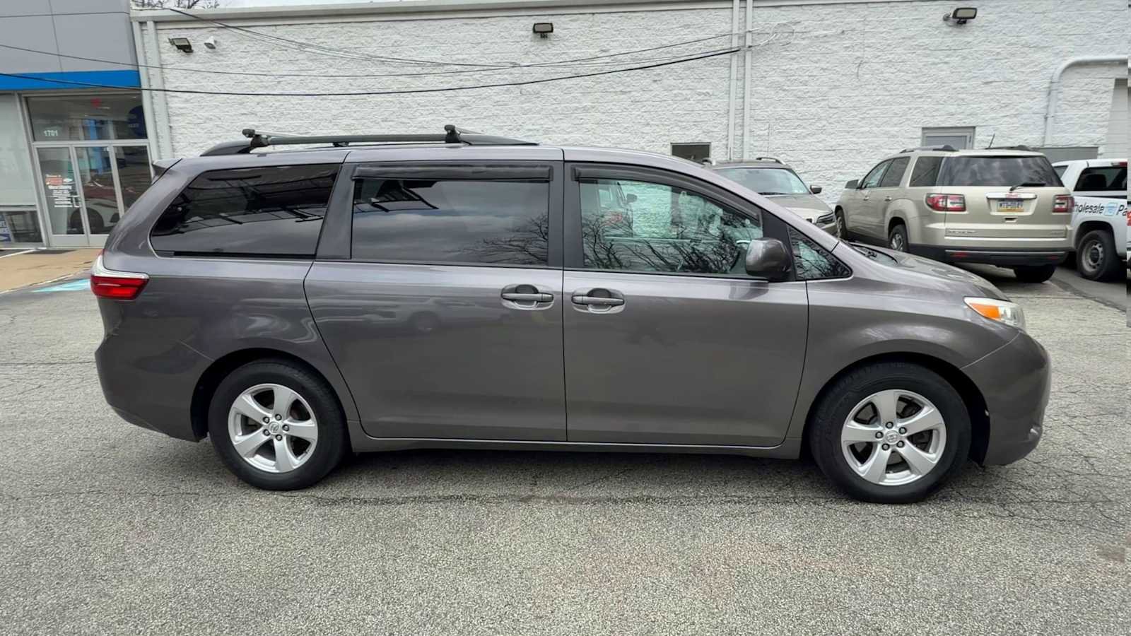 Used 2015 Toyota Sienna LE image 9
