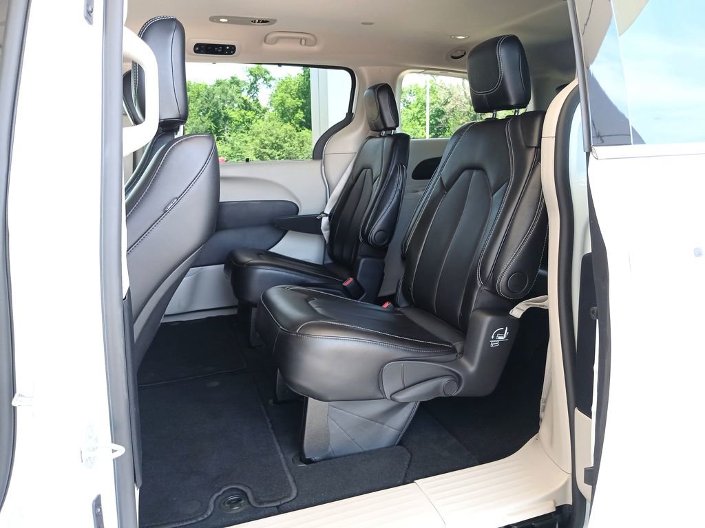 Used 2024 Chrysler Pacifica Touring-L FWD image 26