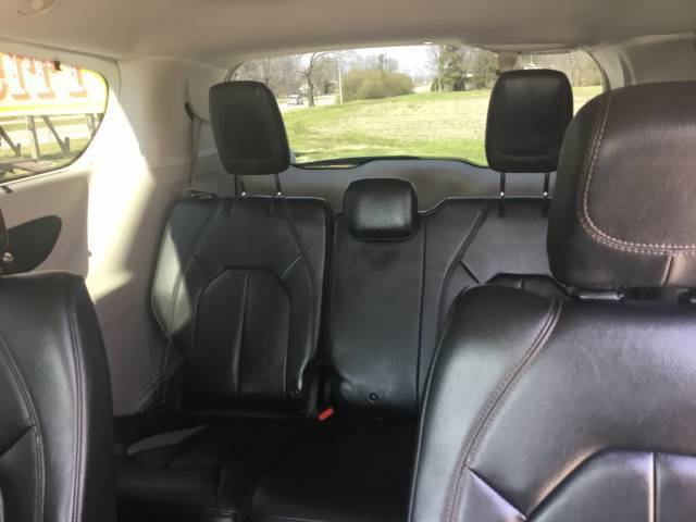 Used 2017 Chrysler Pacifica Touring-L image 11