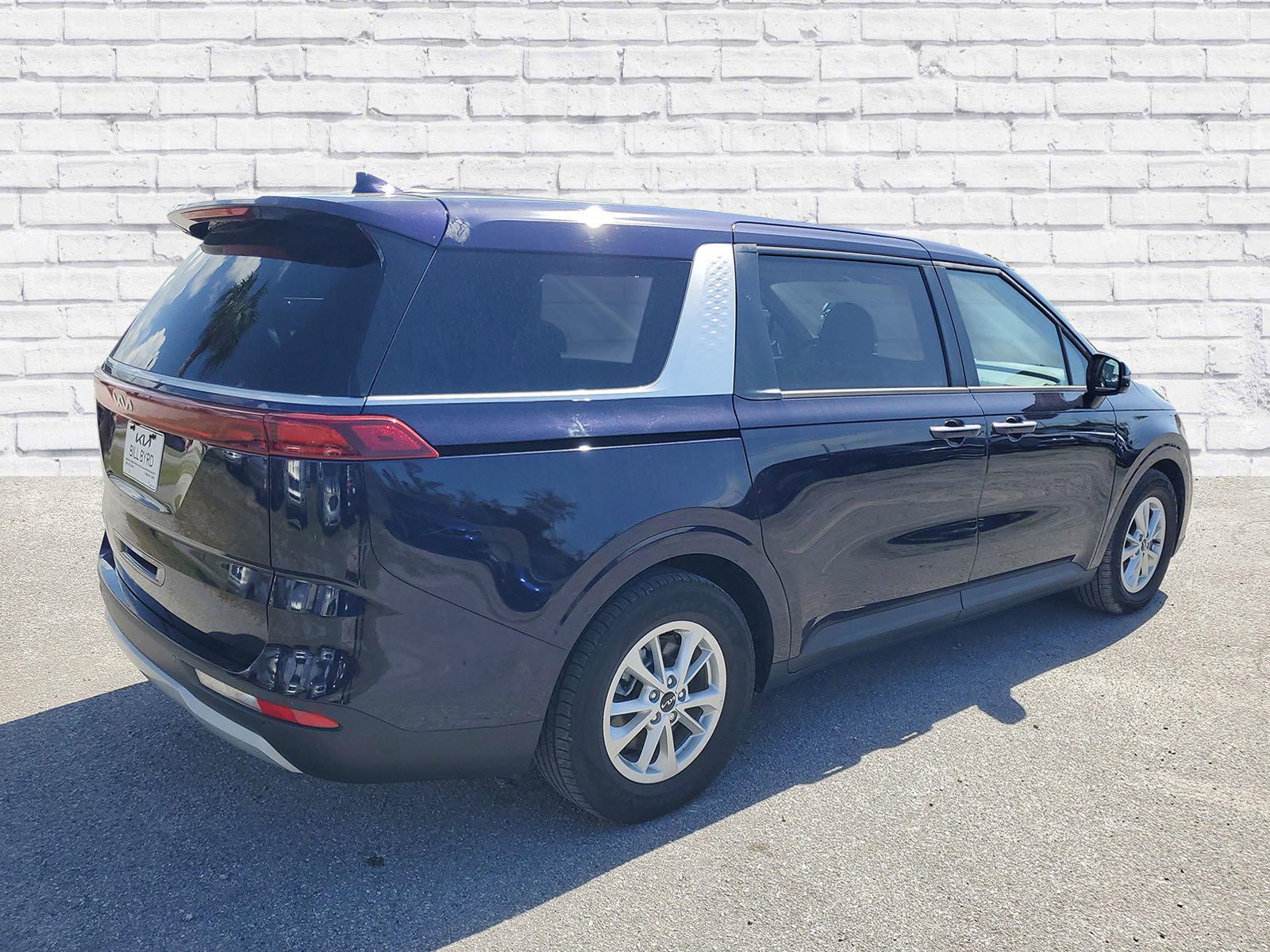 Used 2023 Kia Carnival LX image 4