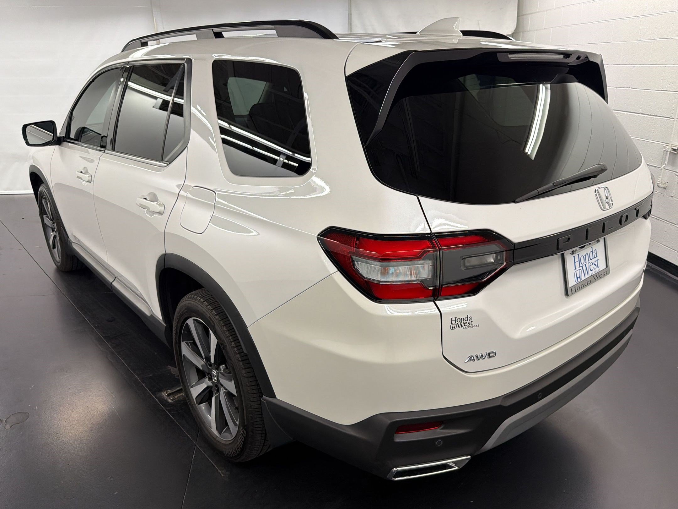 Certified 2025 Honda Pilot Touring image 3