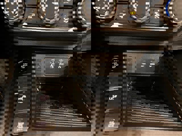 Used 2025 Nissan Kicks SV image 25