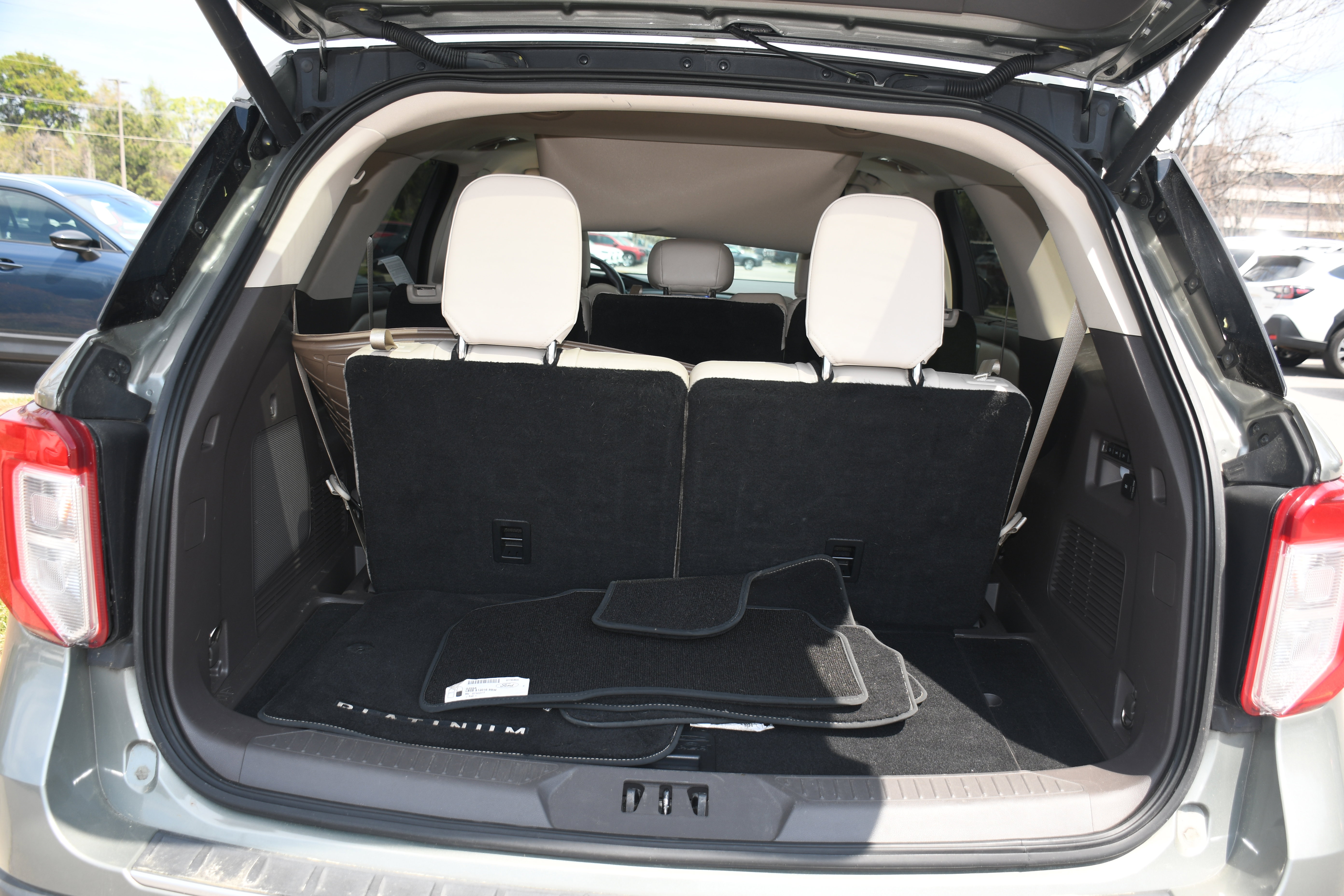 Used 2020 Ford Explorer Platinum w/ Premium Technology Package image 20