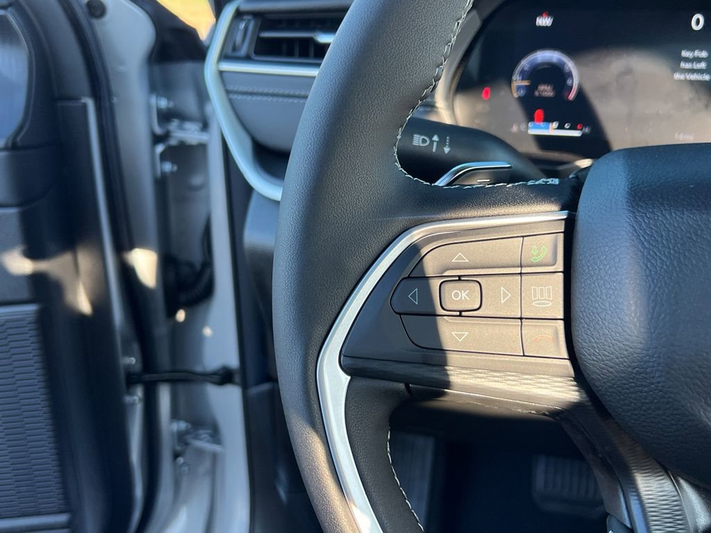 New 2025 Jeep Grand Cherokee Laredo X w/ Luxury Tech Group I image 33