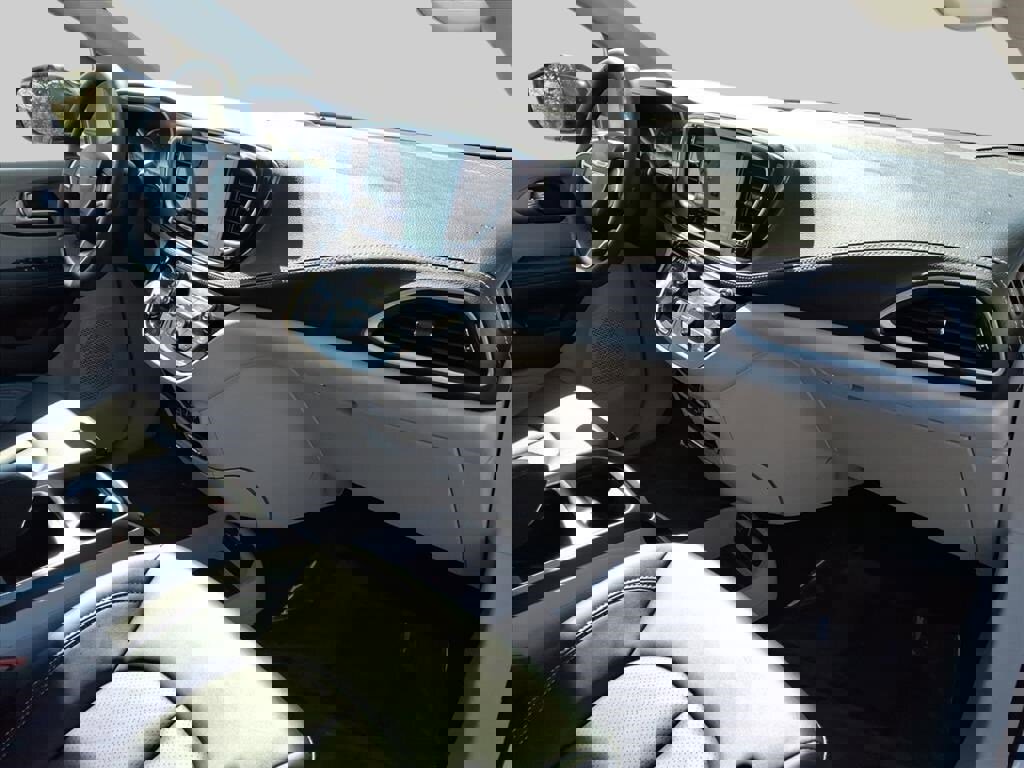 Used 2024 Chrysler Pacifica Select image 22