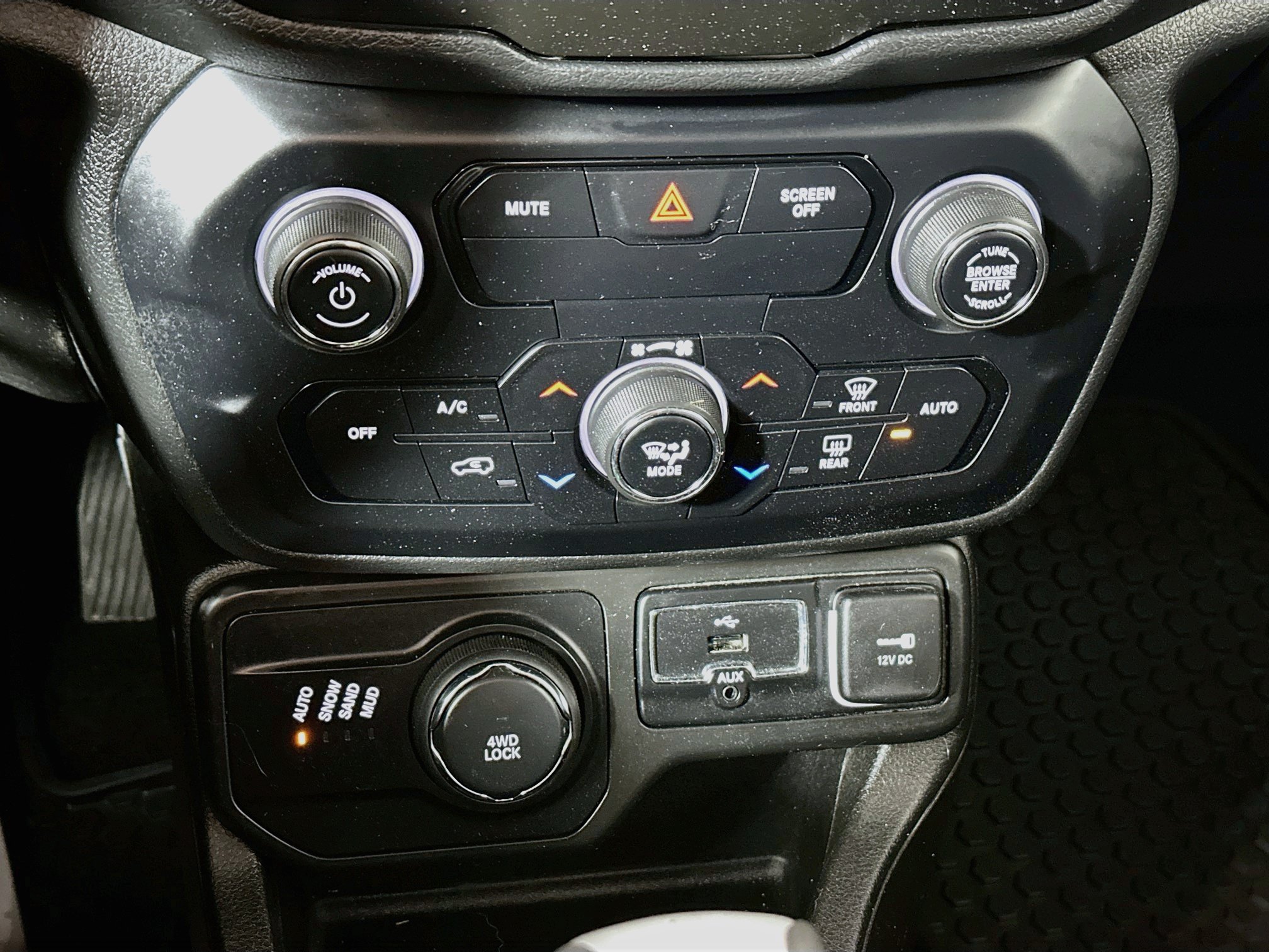 Used 2020 Jeep Renegade Latitude w/ Cold Weather Group AWD/4WD image 15