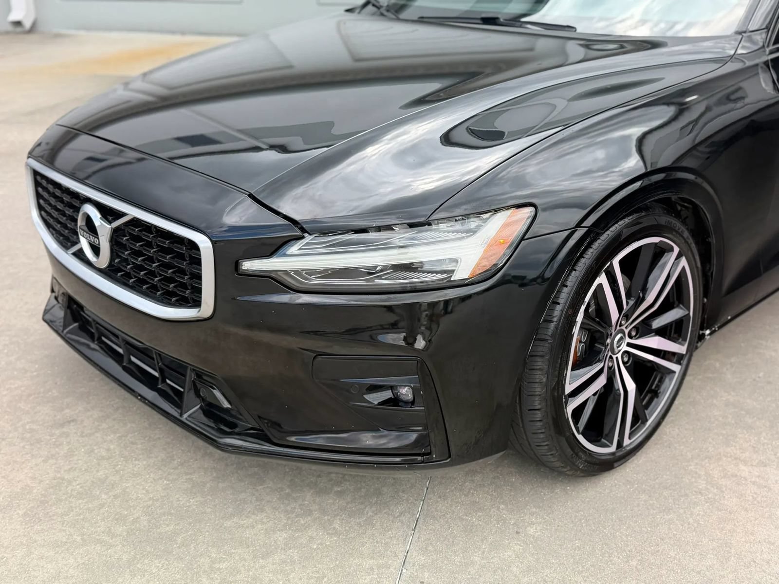 Used 2019 Volvo S60 T5 R-Design FWD image 2