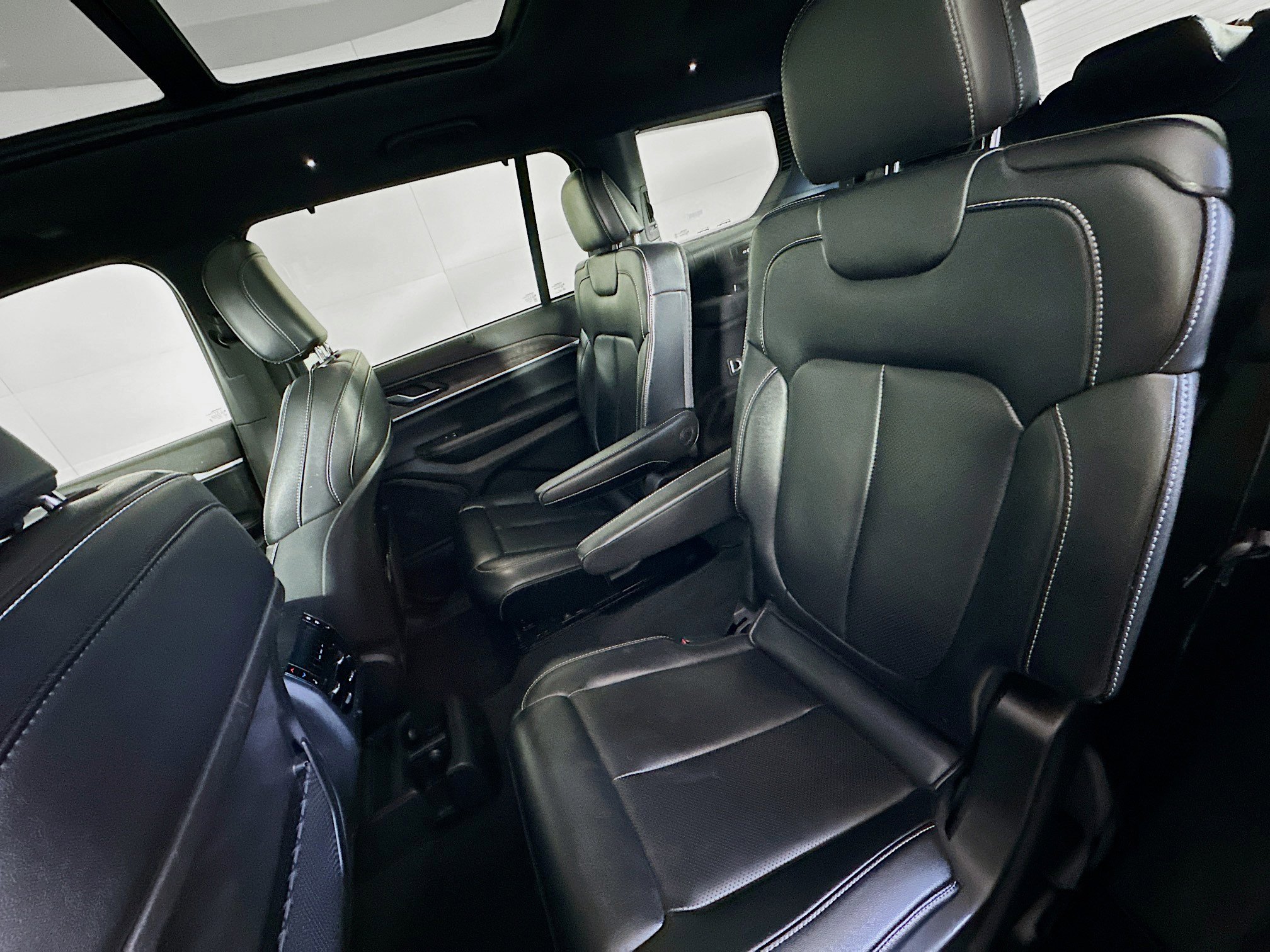 Used 2024 Jeep Grand Cherokee L Limited w/ Luxury Tech Group II image 28