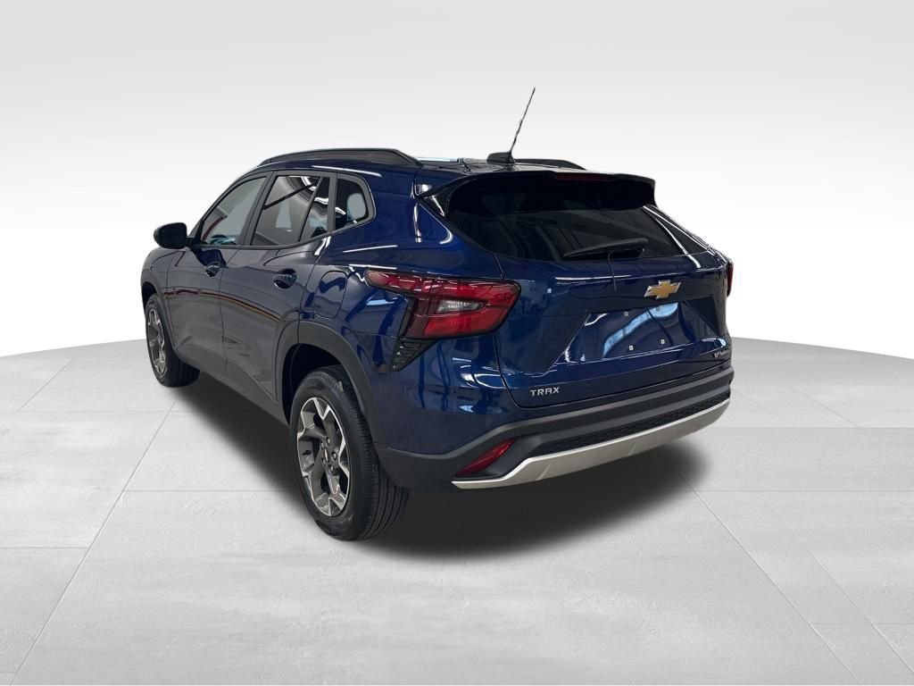 Used 2024 Chevrolet Trax LT w/ Driver Confidence Package FWD image 3