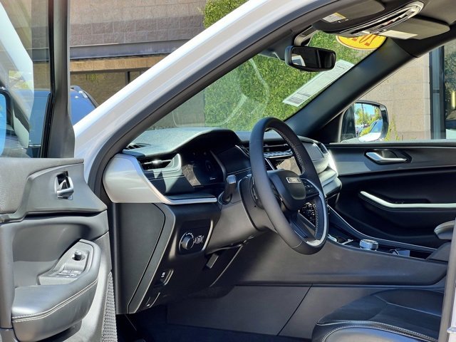 Used 2023 Jeep Grand Cherokee L Laredo image 2