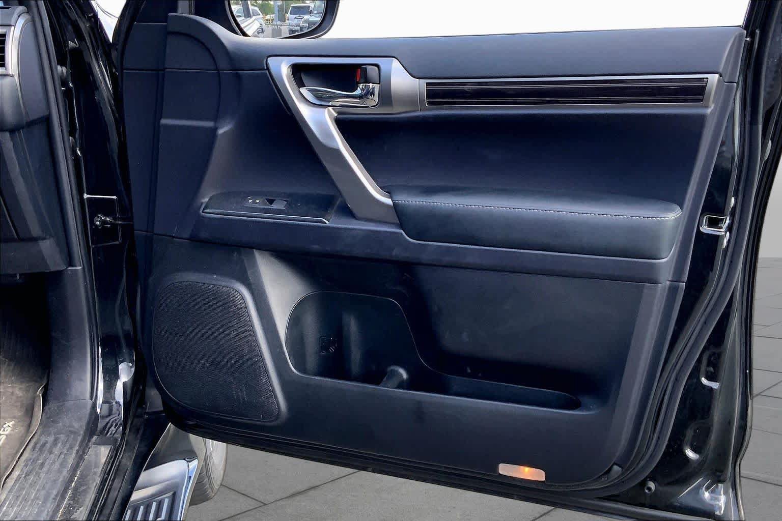 Used 2023 Lexus GX 460 Luxury w/ Sport Design Package AWD/4WD image 23