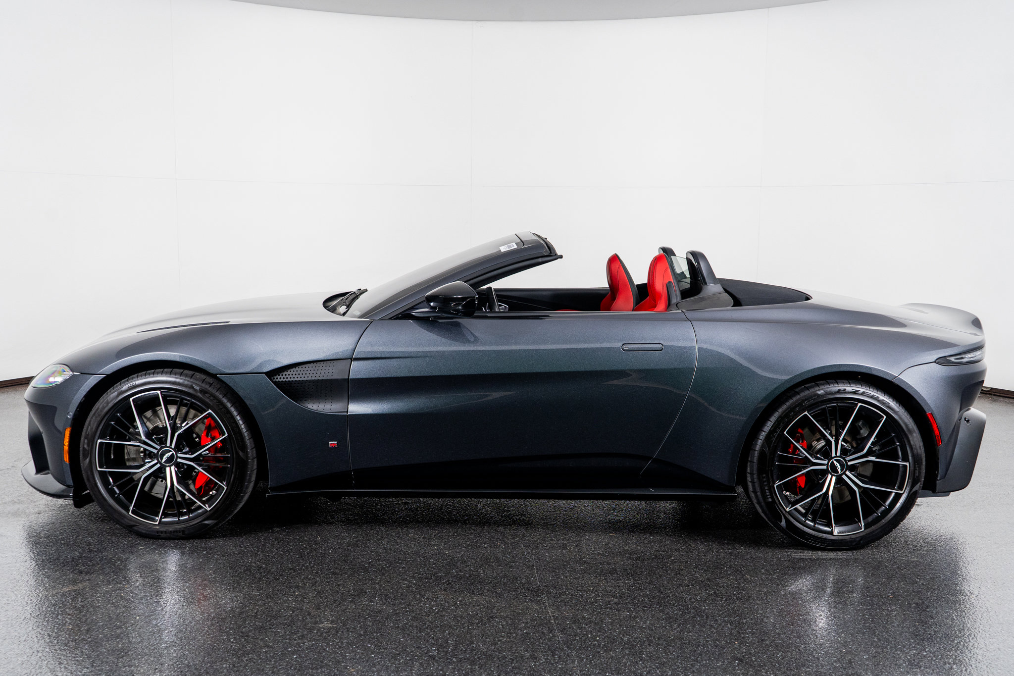 Used 2021 Aston Martin V8 Vantage Roadster image 16