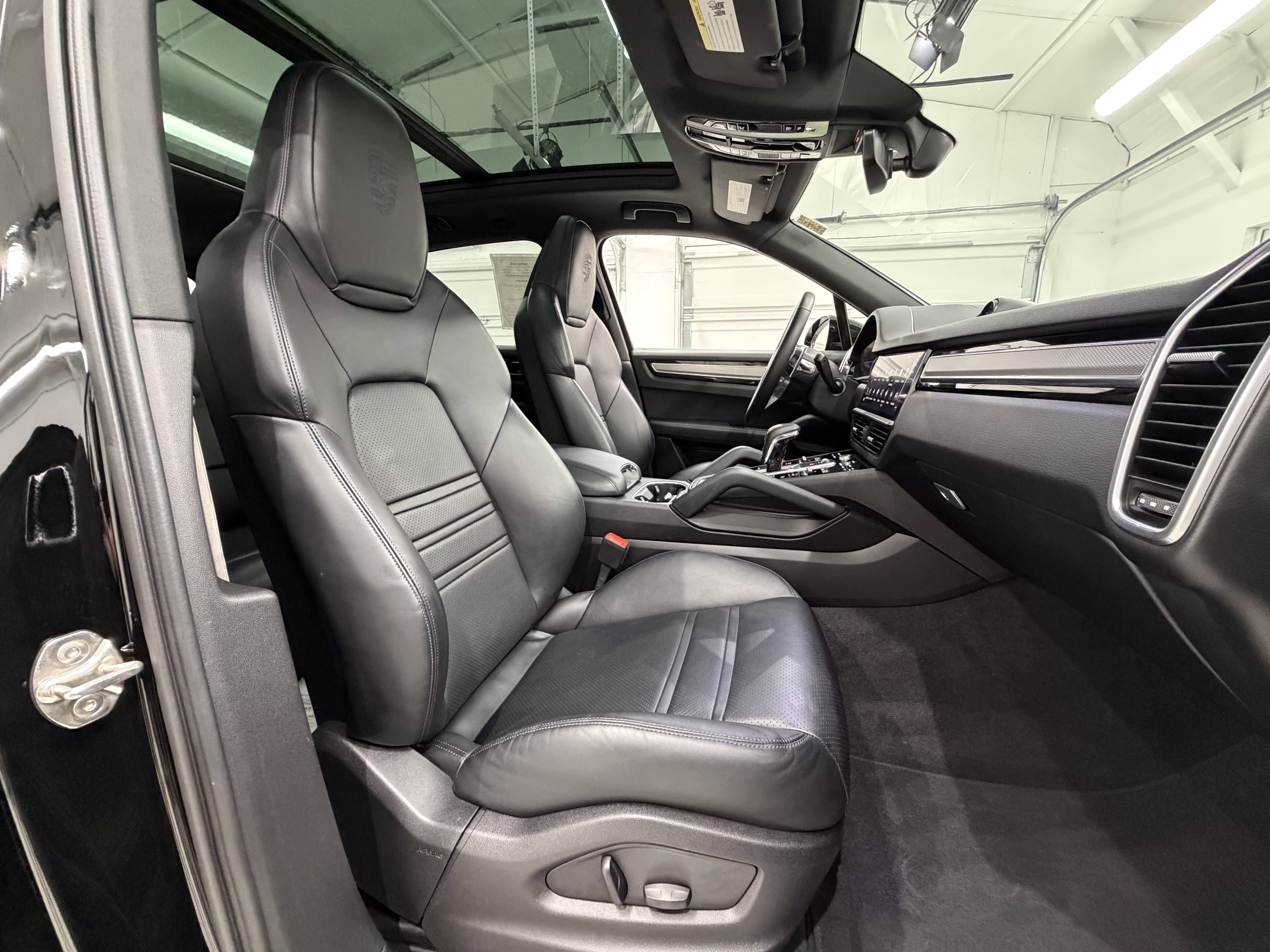 Certified 2023 Porsche Cayenne Platinum Edition image 23