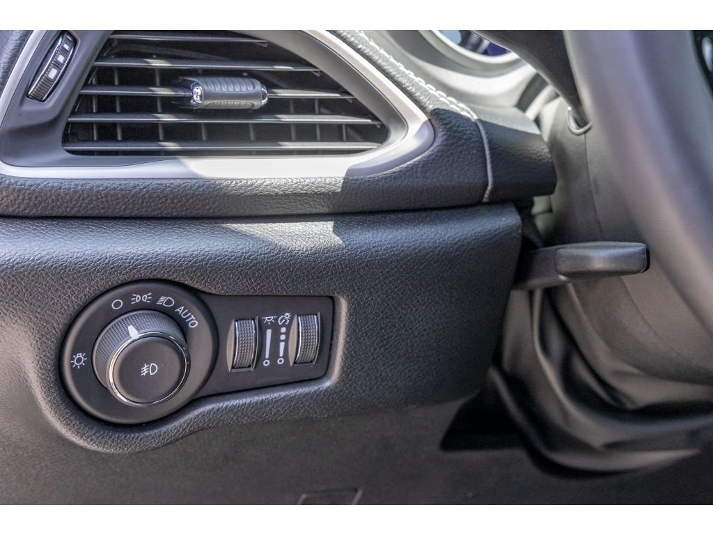 Used 2024 Chrysler Pacifica Touring FWD image 21