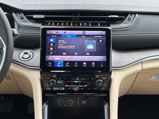 Used 2025 Jeep Grand Cherokee Limited AWD/4WD image 27